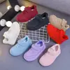 Zapatillas Blancas para Niños 2026 Otoño/Invierno Nuevo Modelo Zapatos Deportivos para Niños Ligeros Zapatos Casuales de Tabla para Niñas Suela Suave Zapatos para Bebé Modernos