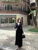 Elegante e nobre, gentil e sofisticado, estilo dama de festa, vestido de outono branco luar com decote V e mangas compridas, com acabamento em renda