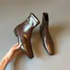 Botas curtas de bico quadrado com temperamento estilo quente salto grosso 2026 Outono/Inverno botas afinadoras de salto escondido botas femininas quentes retro francesas