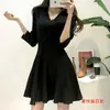 Traje chique coreano de outono: vestido suéter midi elegante com decote V, cintura marcada e detalhe de amarração