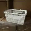 Canasta de plástico Haoteer blanca de fondo plano con mango de metal recubierto de goma, canasta de compras azul para uso en centros comerciales con mango cómodo