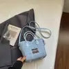 Tela de Alta Calidad con un Tacto Elegante y Sofisticado, Bolso Cruzado de Viaje Exquisito de Moda con Letras de Celebridad de Internet 2026