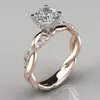 Anillo de Aleación Wish Modelo Nuevo Más Vendido Chapado en Oro Rosa de 18K Diamante Corte Princesa Anillo Moderno Anillo de Compromiso Cruzado Europeo y Americano