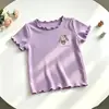 Camiseta de manga corta para niña, nuevo estilo verano 2026, color caramelo de dibujos animados, top fino para bebé con volantes en los bordes