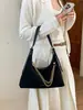 Bolsa Pequena com Corrente da Moda para Mulheres Outono 2026 Nova Bolsa Simples de Ombro para o Dia a Dia Bolsa Transversal de Camurça de Ombro Único para Mulheres