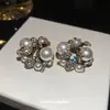 Brincos de Pérola Flor de Diamante com Tachas Prateadas, Brincos Vintage de Nicho de Luxo, Brincos Retrô de Luxo Leve para Mulheres