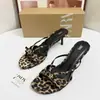Chinelos de salto alto, sandálias de dedo de salto alto, sapatos novos de verão 2026, duráveis, salto quadrado nicho, sandálias slip-on populares da moda