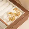 Nuevos pendientes populares de estilo minimalista con cuadros anchos calados y adornos de diamantes para mujer, pendientes vintage de lujo ligero con un toque de alta gama y diseño versátil