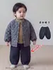 Chaqueta de algodón acolchada, traje de invierno para niños, conjunto de tres piezas a rayas estilo coreano para niños, ropa de invierno para niños