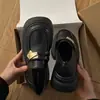 Mocassins retrô pretos de sola grossa, novos para o outono de 2026, estilo slip-on com saltos robustos, sapatos femininos de couro estilo britânico