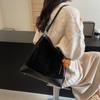 Otoño e Invierno Superficie de Gamuza 2025 Nuevo Bolso de Mujer Estilo Popular Caliente Bolso Cruzado Versátil Bolso de Cubo de Hombro Axila a la Moda