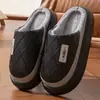 Nuevas pantuflas de algodón para hombre, invierno 2026, talla grande, para uso en interiores, antideslizantes, cálidas y con suela gruesa forrada de felpa.