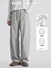 Calça casual masculina de outono, estilo vintage, corte solto, com detalhes de rebite, tecido de algodão de alta qualidade lavado e design versátil e moderno.