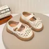 Zapatos de piel para niñas de 6 a 12 años, transpirables con diseño hueco de princesa, estilo verano con moño, zapatos pequeños de piel con suela suave, zapatos de actuación para niños