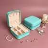 Caja de joyería de cuero PU lista para exportar, caja de almacenamiento de accesorios portátil para tres anillos de oro, collares y accesorios de mano