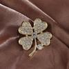 Nova Broche de Luxo para Mulheres, Broche de Trevo de Quatro Folhas da Sorte, Pino Anti-Exposição de Alto Padrão, Acessório de Roupa para Fixação de Terno