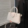 Bolsa de Mão Fashion 2025 Primavera Novo Design de Nicho Versátil Ins Ombro Transversal Pequena Quadrada Compacta