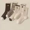 Colección de otoño de calcetines de media pantorrilla para mujer, modernos y elegantes, perfectos para combinar con pantalones de otoño, suaves y cálidos, un calcetín de nicho y de moda