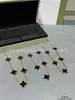 Artículo popular para transmisiones en vivo: Pulsera de trébol de cuatro hojas de alta gama V-gold para mujer, lujo ligero, moderna y versátil, pulsera de cinco flores de ágata y nácar chapada en 18k