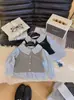Blusa Infantil Feminina Nova da Moda para Primavera e Outono com Mangas Bufantes, Camisa Estilo College, Top Falso Duas Peças