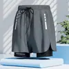 Shorts fitness masculino de cinco pontos com forro confortável, cós alargado com cordão, etiqueta branca lateral, corte solto e fendas laterais, shorts de praia