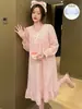 Bata de noche lisa de manga larga con encaje volantes y lazo para mujer, adecuada para primavera y otoño, con escote cuadrado, longitud media, y se puede usar como ropa de estar o ropa exterior.