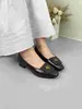 Nuevos Zapatos de Cuero para Mujer Verano 2024 Estilo Retro Piel de Oveja Hebilla Metálica Flor de Camelia Boca Baja Tacón Grueso