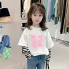 Camiseta de Manga Larga de Algodón Puro Primavera y Otoño Nuevo Estilo para Niños Medianos y Grandes Cuello Redondo Camiseta Base Niñas Holgada Moda Rayas Versátil Moderna Camiseta