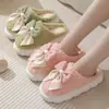 Zapatos de algodón suela gruesa pantuflas antideslizantes pantuflas de algodón cálidos para uso en casa hombres invierno lazo zapatos posparto pantuflas de algodón mujeres venta al por mayor