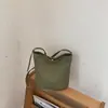 Bolso de Mujer 2026 Nuevo Modelo Bolso de Mano Bolso de Hombro Versátil Moda Simple Tela de Nylon Estilo Coreano Bolso Cubo de Gran Capacidad