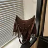 Bolso de mujer de gran capacidad, nuevo modelo de moda otoño 2026, bandolera retro con remaches texturizados y flecos