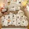 Juego de ropa de cama de cuatro piezas de terciopelo de leche engrosado de grado A con estampados de dibujos animados, que incluye una funda de edredón y una sábana bajera, adecuado para otoño e invierno, y diseñado para dormitorios estudiantiles