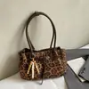 Bolsa de Mão com Design de Nicho Feminina 2025 Nova Retro Fosca Asa Bolsa Estilo Estrangeiro Estampa de Leopardo Ombro Único Transversal