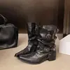Botas de Moda Bico Fino Salto Bloco para Mulheres 2026 Novo Estilo Britânico Celebridade da Internet Botas Curtas de Rua com Fivela e Rebites Botas Martin