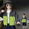 Chaqueta fina con capucha para niño de primavera y otoño 2026 nueva elegante cortavientos infantil casual versátil top moderno