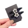 Grampo de Cabelo Flor com Pedras Strass Pretas e Bolinhas Estilo Coreano, Emagrecedor, Doce, Versátil para Franja Lateral, Elegante Acessório de Cabelo