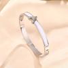 Pulsera de Acero de Titanio para Celebridad de Internet TikTok Letra V Nácar Blanco Diseño Nicho Lujo Ligero Color Ins Pulsera sin Joyería