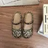 Zapatos Perforados de Estilo Ballet de Moda 2026 Primavera Nuevos Slip-On Huecos Estampado de Leopardo Planos Antideslizantes Sandalias de Punta Cerrada