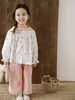 Wulibu-1 2026 Otoño Nueva Moda Linda Camisa de Manga Larga para Niñas con Estampado Completo y Cuello de Solapa de Color Contrastante