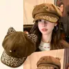 Bonito sombrero octogonal con estampado de leopardo y orejas de gato, boina cálida de gamuza estilo japonés para otoño e invierno, gorra de vendedor de periódicos versátil