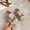 Zapatos infantiles Birkenstock 2026 decoración de oso galleta de dibujos animados con velcro suela blanda antideslizante casual versátil para primavera y otoño zapatos de vestir