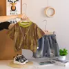 Conjunto de Verão para Meninos 2026 Novo Estiloso Roupas de Verão para Bebês e Crianças Pequenas Conjunto de Duas Peças Tendência Retro Rasgado Manga Curta