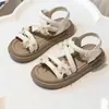 Zapatos Casuales Versátiles de Moda para Niñas 2026 Verano Nuevo Estilo Zapatos de Princesa con Cortes Abiertos y Punta Descubierta Zapatos Planos de Encaje con Flores para Niños