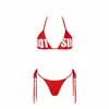 Biquíni Vermelho Duas Peças Estilo Europeu e Americano para Meninas Picantes, com Decote V Alça no Pescoço, Estampa de Letras e Tanga com Amarração Lateral