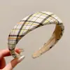 Faixa de cabeça larga de tricô minimalista e elegante estilo coreano para mulheres, novo modelo 2026, adequada para uso diário, projetada para realçar a aparência da linha do cabelo e pode ser usada como faixa de cabeça para lavar o rosto ou presilha de cabelo