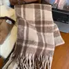 Novo Cachecol Xadrez Feminino Inverno Toque de Luxo Extra Longo Versátil Espesso Macio Fofo Xale Quente Para o Pescoço Atmosfera