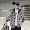 Chaqueta Cárdigan con Capucha Estampada de Estrellas para Niños Primavera y Otoño 2026 Nuevo Estilo Holgada Casual Sudadera con Cremallera para Niños Mayores Moderna