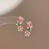 Colar folheado a ouro com tema de tulipa, com flores de diamante rosa em degradê, vintage e moderno, luxo leve, brincos de diamante verde e um conjunto de pedras preciosas coloridas para mulheres