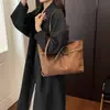 Bolsa de ombro retrô de grande capacidade para mulheres, nova coleção de outono de 2026, bolsa tote simples e estilosa para o dia a dia, bolsa de ombro de alta qualidade