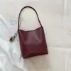 Bolsa Saco de Cor Sólida com Padrão Trançado para Mulheres Moda Verão 2026 Nova Bolsa de Mão Casual para Trabalho e Deslocamento Bolsa de Ombro